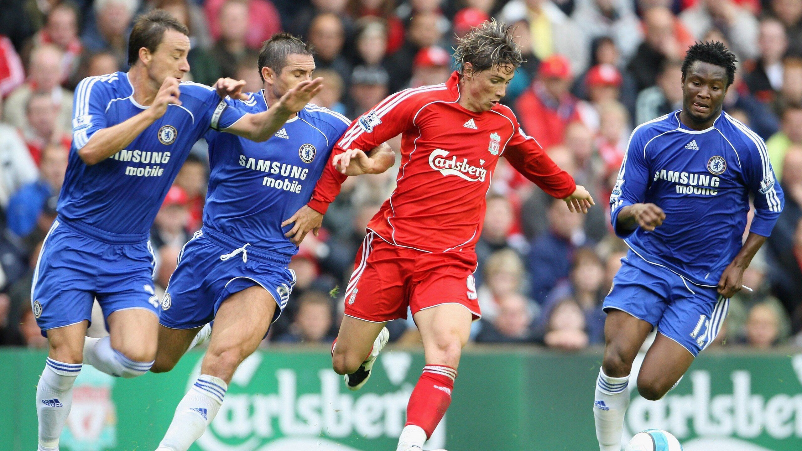 卡通IP主题滑冰日 冰场上出现整齐的角色队列