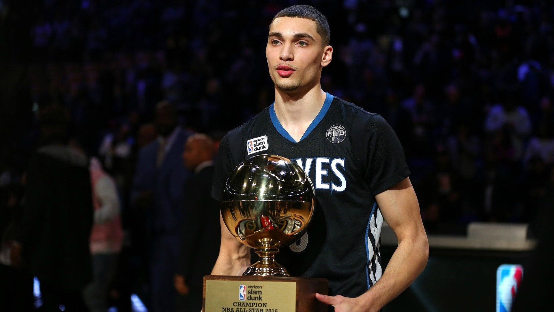 国际象棋盲棋表演赛 特级大师无盘对弈震撼观众